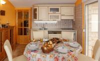 Kuchnia lub aneks kuchenny w obiekcie Seaside house with a swimming pool Okrug Donji, Ciovo - 13428