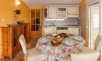 Kuchnia lub aneks kuchenny w obiekcie Seaside house with a swimming pool Okrug Donji, Ciovo - 13428