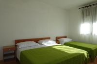 Posteľ alebo postele v izbe v ubytovaní Apartments with a parking space Nin, Zadar - 14733