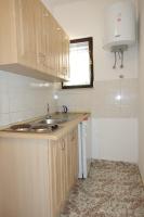 Kuchyňa alebo kuchynka v ubytovaní Apartments with a parking space Nin, Zadar - 14733