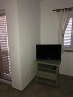 TV a/nebo společenská místnost v ubytování Apartment Sukosan 14970d