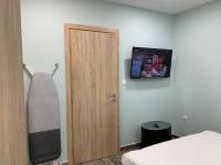 TV a/nebo společenská místnost v ubytování Cozy Apartment Metaxourgeio greendom