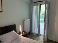 Postel nebo postele na pokoji v ubytování Cozy Apartment Metaxourgeio greendom