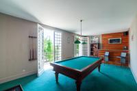 a pool table in the middle of a room at Au Bonheur Caché in Vianne