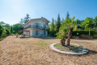 a house with a palm tree in a yard at Au Bonheur Caché in Vianne