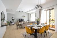 TV a/nebo společenská místnost v ubytování HiGuests - Stylish Apartment in JBR Steps From the Beach