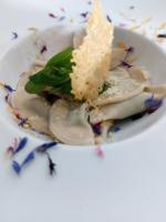 einen Teller mit Pilzen und ein Stück Brot in der Unterkunft Gasthof Videgg in Schenna