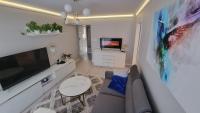 Televízia a/alebo spoločenská miestnosť v ubytovaní Apartament ZACISZE