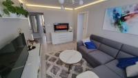 Televízia a/alebo spoločenská miestnosť v ubytovaní Apartament ZACISZE