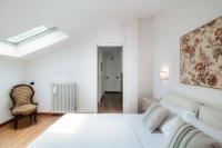 A bed or beds in a room at I D'A Charming Penthouse - LAKE VIEW- Como- House-130 mt-2 double bedrooms and 2 double bathrooms a spacious living room-Full equipped kitchen-Private garden and terrace-Private covered parking