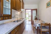 Kuchyň nebo kuchyňský kout v ubytování Apartment Umag 7063b