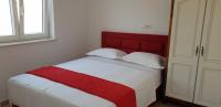 Postel nebo postele na pokoji v ubytování Apartments by the sea Bilo, Primosten - 14601