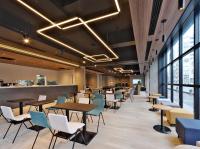 Un comedor con mesas y sillas y ventanas. en Prince Smart Inn Kyoto Shijo Omiya, en Kioto