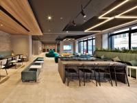 Un restaurante con mesas y sillas y un vestíbulo. en Prince Smart Inn Kyoto Shijo Omiya, en Kioto