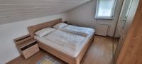 Łóżko lub łóżka w pokoju w obiekcie Ferienwohnung Camping Goldrain