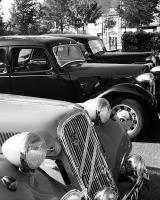 two old cars are parked in a parking lot at Chambres d&#39;Hôtes Bienvenue in LʼAbsie
