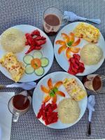 Una mesa con tres platos de comida encima. en Bohol Coastal View Hotel, en Taiwala
