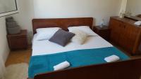 Posteľ alebo postele v izbe v ubytovaní Apartments with parking spaces Pag - 12649