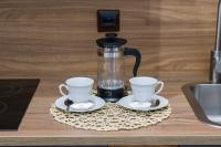 Zestaw do parzenia kawy i herbaty w obiekcie Kwiatowa Apartments Poznań City Center by Noclegi Renters