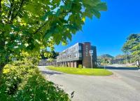 un edificio al costado de una carretera en Marina Hotel Lofoten, en Svolvær