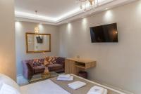 Televízia a/alebo spoločenská miestnosť v ubytovaní AGORA luxury BOUTIQUE HOTEL