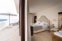A bed or beds in a room at Isla Baja Suites