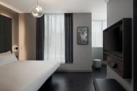 Hotel AMANO Covent Gardenにあるベッド