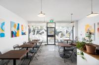 une rangée de tables et de chaises dans un restaurant dans l'établissement François-Denis Apartments, à Montréal
