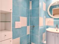La salle de bains est pourvue de carrelage bleu et blanc. dans l&#39;établissement Studio Flaine, 1 pièce, 4 personnes - FR-1-425-167, à Flaine