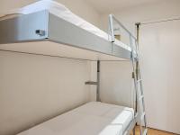 Ce lit superposé se trouve dans une petite chambre avec une échelle. dans l&#39;établissement Studio Flaine, 1 pièce, 4 personnes - FR-1-425-167, à Flaine