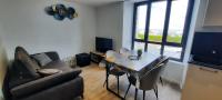 Telewizja i/lub zestaw kina domowego w obiekcie LES APPARTEMENTS DE LA B