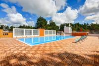 Bazén v ubytovaní APARTAMENT 20B BLUE MARINE Poddąbie Basen Odkryty Brodziki Plac Zabaw dwie sypialnie alebo v jeho blízkosti