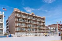 un gran edificio en la playa con gente delante en Comfort Inn Ocean City Boardwalk, en Ocean City