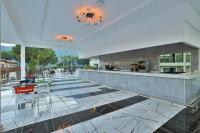 Bazén v ubytování Crystal Flora Beach Resort - Ultimate All Inclusive nebo v jeho okolí