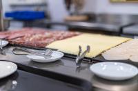 Una mesa con una pizza cruda sobre un mostrador con platos. en Resa Patacona, en Valencia