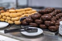 Un montón de donas en el mostrador de una panadería. en Resa Patacona, en Valencia