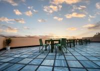 ハリドワールにあるThe Abhyudyam Gangaの屋上のパティオ(テーブル、椅子付)