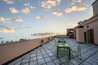 ハリドワールにあるThe Abhyudyam Gangaのバルコニーにテーブルと椅子が置かれたパティオ