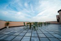 ハリドワールにあるThe Abhyudyam Gangaの屋根の上に並んだテーブルと椅子