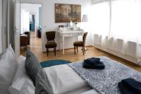 Un dormitorio blanco con una cama y un escritorio. en B&amp;B MY PLACE mit Frühstückspaket - with Breakfastbox, en Frankfurt