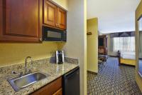 Holiday Inn Express Hotel & Suites - Belleville Area by IHGにあるキッチンまたは簡易キッチン