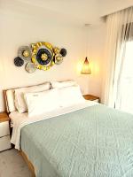 Posteľ alebo postele v izbe v ubytovaní Lux Suite Sea Front Avra