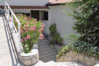Vonkajšia záhrada v ubytovaní Apartments with a parking space Rabac, Labin - 2340