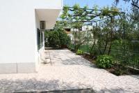 Vonkajšia záhrada v ubytovaní Apartments and rooms by the sea Zaostrog, Makarska - 2661