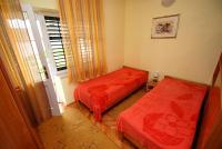 Posteľ alebo postele v izbe v ubytovaní Apartments and rooms by the sea Zaostrog, Makarska - 2661