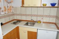 Kuchyňa alebo kuchynka v ubytovaní Apartments and rooms by the sea Zaostrog, Makarska - 2661