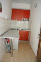 Kuchyňa alebo kuchynka v ubytovaní Apartments and rooms by the sea Zaostrog, Makarska - 2661