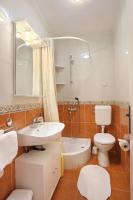 Kúpeľňa v ubytovaní Apartment Podgora 2594b