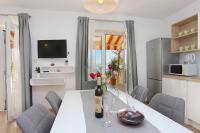 Kuchyňa alebo kuchynka v ubytovaní Apartment Podgora 2594b