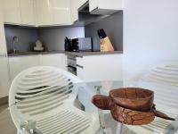 A kitchen or kitchenette at Ocean Garden Suite 004 con vistas al mar
